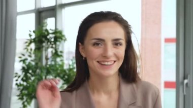 Güzel bir portre. Son sınıf beyaz kadın gülümsüyor. Başarılı bir yaşam tarzından hoşlanıyor. 