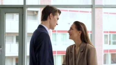 Gülümseyen adam ve kadın lüks evde eğleniyorlar. Aşk çifti yeni dairede kucaklaşıyor.