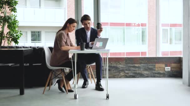 Empresários Mulheres Negócios Que Encontram Ideias Brainstorm Sobre Novo Colega — Vídeo de Stock