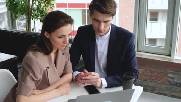 Junge Männer Und Frauen Schauen Laptop Schreibtisch Mit Kaffee Und — Stockvideo