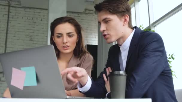 Caucasian Man Black Suit Having Conversation Two Colleague Business Woman — Stock Video
