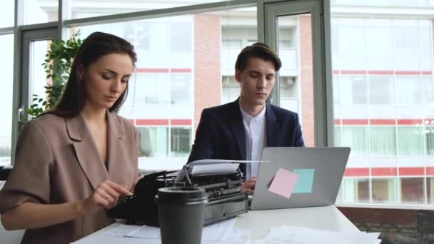 Primo Piano Mani Caucasiche Donne Che Lavorano Sulla Macchina Stampa — Video Stock