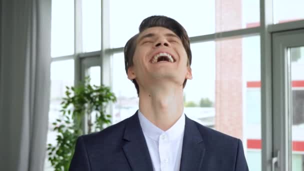 Veselý Chlapík Usmívá Dívá Kamery Handsome Evropský Muž Trendy Účes — Stock video