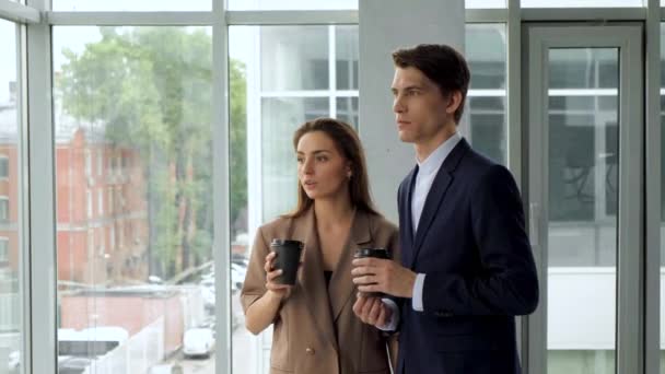 オフィスでコーヒーブレイクをしながら交流するビジネスチーム 成功した幸せなプロの女性と男とともにコーヒーカップ — ストック動画