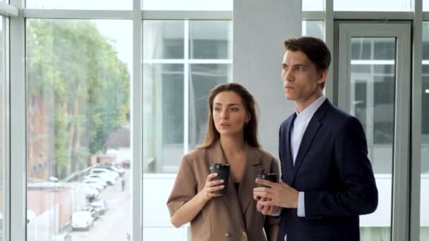 Grupo Dois Jovens Empresários Talentosos Divertindo Uma Pausa Para Café — Vídeo de Stock