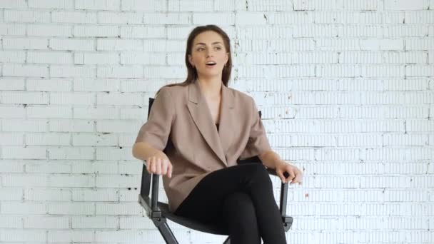 Ηθοποιός Κάθεται Μια Καρέκλα Υπάρχουν Ακροάσεις Για Την Ταινία — Αρχείο Βίντεο