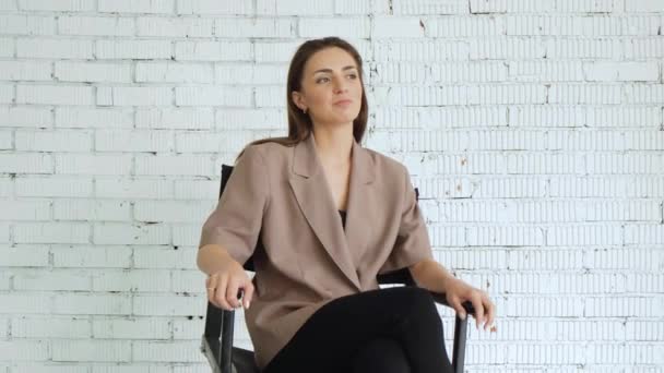 一个年轻的女演员正坐在椅子上 试镜一部电影 — 图库视频影像