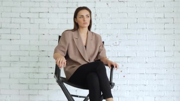 Retrato Director Una Joven Actriz Sentados Una Silla Audicionando Para — Vídeos de Stock