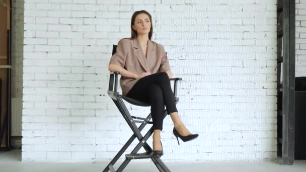 导演和坐在椅子上的一位年轻女演员正在试镜这部电影 — 图库视频影像