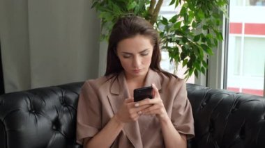 İş kadınının portresi ev telefonunda. Kapanış kızı telefonda iyi haberleri ağır çekimde okuyor. Apartmanda zaferi kutlayan sürpriz kadın..