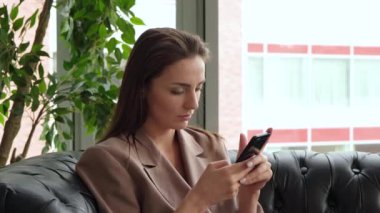 Ofiste Cep Telefonu Kullanan Kadın Yönetici 4K