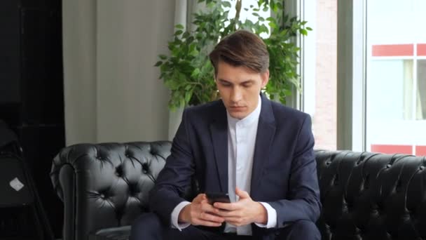 Relajado Hombre Europeo Utilizando Aplicación Teléfono Inteligente Guapo Barbudo Hombre — Vídeos de Stock