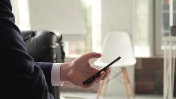 Homme Affaires Défilant Sur Smartphone Bureau Modèle Plaque Signalétique Vierge — Video