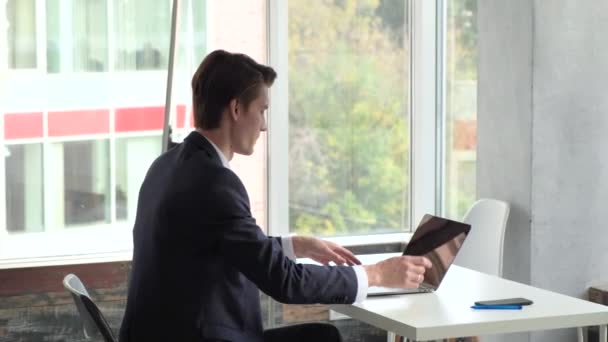 Νέοι Άνδρες Επαγγελματίες Χρησιμοποιώντας Υπολογιστή Κάθεται Στο Γραφείο Στο Σπίτι — Αρχείο Βίντεο