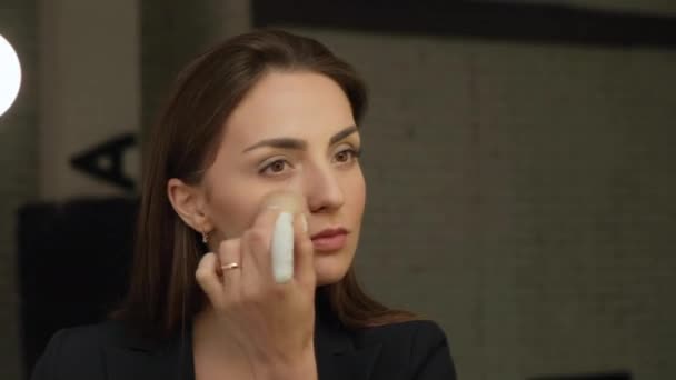 Bornozlu Güzel Bir Kadın Aynanın Önünde Makyaj Fırçası Kullanıyor — Stok video