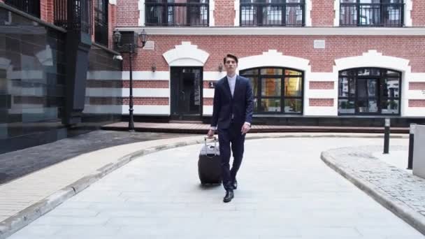 Όμορφος Νεαρός Επιχειρηματίας Πηγαίνει Τις Αποσκευές Από Αεροδρόμιο Στην Οδό — Αρχείο Βίντεο