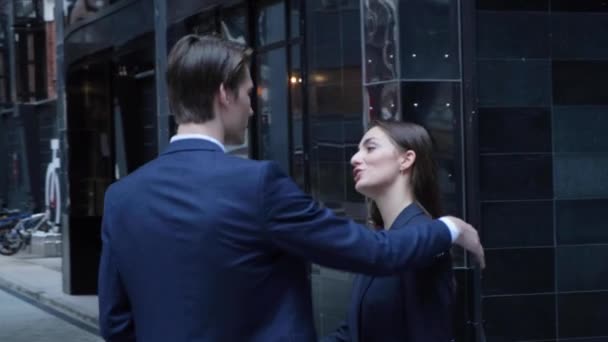 男同事和女同事在街上用手势交谈 — 图库视频影像