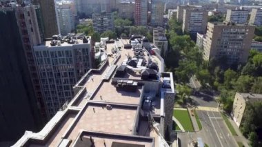 Klasik bir konut, ev ve ev üzerindeki hava görüntüleri
