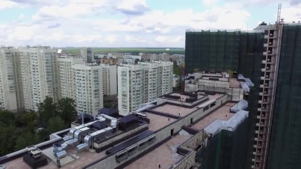 Aerial view of a house under construction works. Unfinished brick building with frame for roof. — Stock Footage Aerial View House Construction Works Unfinished Brick Building Frame Roof Video Clip
