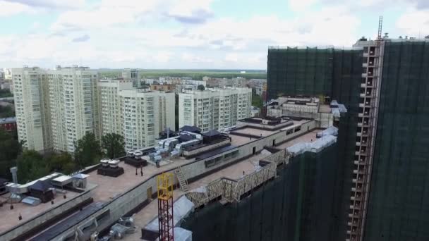 Bulutlu Arka Planda Çatı Kiremitleri Olan Güzel Bir Şehir Evi — Stok video