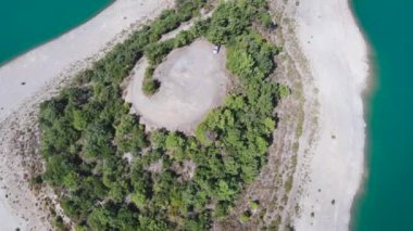 Dağ Nehri 'ndeki Hızlı Su Akıntısının Üst Manzarası.