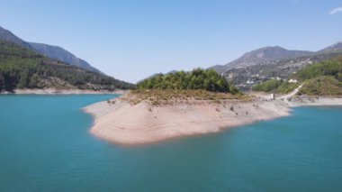 Amazing River Ormanı Dağ Manzarası Tepeden. Yavaş Hareket