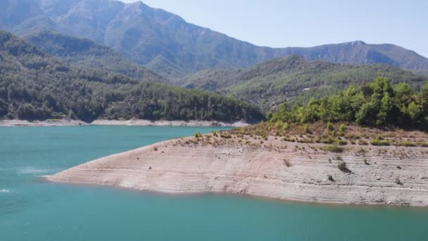 Aerial Shora Dolů Pohled Let Přes Horskou Řeku Kamera Letí — Stock video