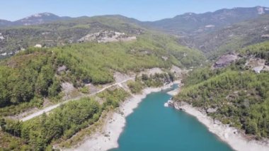 Kanyonun en üst manzarası, içinde nehir ve yolda araba var, 4K.