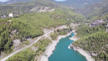 Yazın Boreal Doğa Ormanı ve Dağ Havadan Görünümü