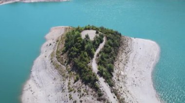 İskelesi olan açık mavi bir nehir, üst manzarası 4K. Yazın Boreal Nature Forest ve River 'ın Hava Görüntüsü