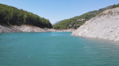 Dağlardaki Dağ Nehrinin Havadan Görünümü