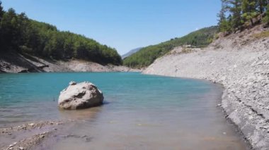 Resmedilmeye değer dağ nehrinin en üst manzarası