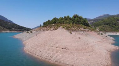 Turkuaz su ve yeşil ağaçlarla dolu bir göl. Nehirler, ormanlar, göl manzarası