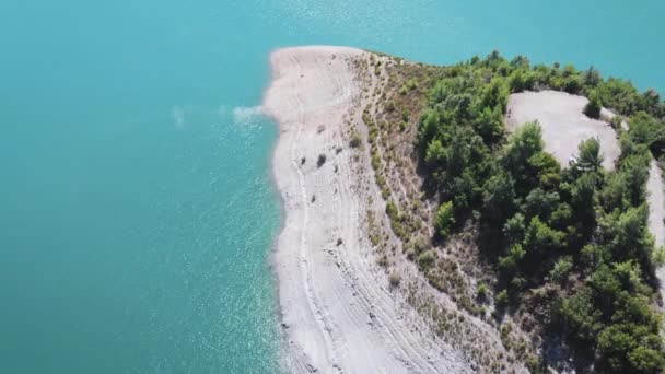 Aeriaal Panoramisch Uitzicht Bovenaanzicht Vanuit Lucht Zomergroene Bomen Met Een — Stockvideo