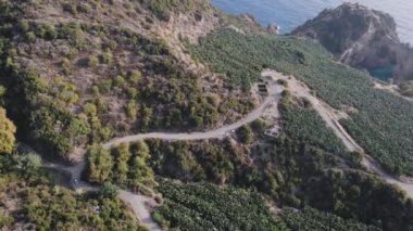 Gün batımında dağların arasındaki yılansı yolun en üst görüntüsü.