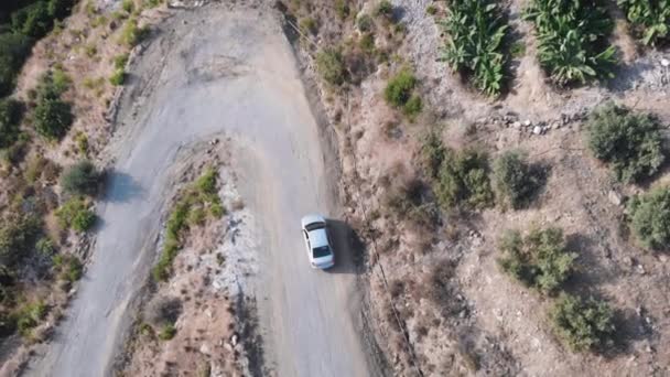 从空中俯瞰在山路上驾驶的汽车 从空中俯瞰无人驾驶飞机 — 图库视频影像