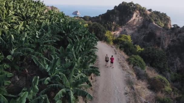 Due Ragazzi Escursioni Sulla Strada Montagna Gruppo Turisti Cammina Sulle — Video Stock