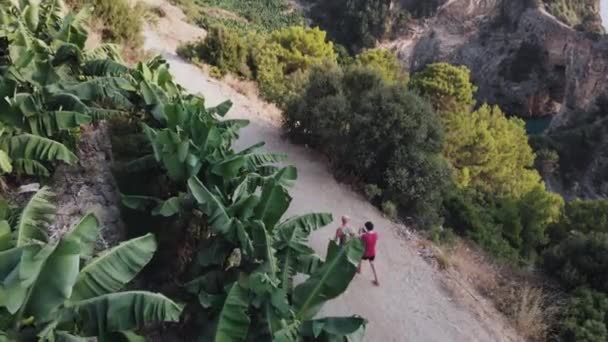 Dos Chicos Senderismo Camino Montaña Grupo Turistas Camina Por Las — Vídeos de Stock