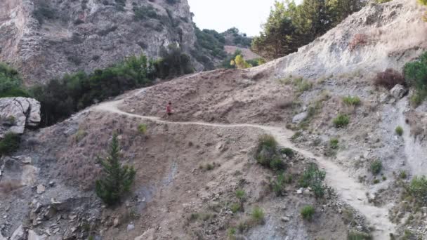 Jeune Homme Randonneur Debout Sur Belvédère Montagne Avec Ciel Nuageux — Video