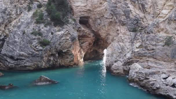 Vagues océaniques bleues vues bien que l'arche rocheuse naturelle 