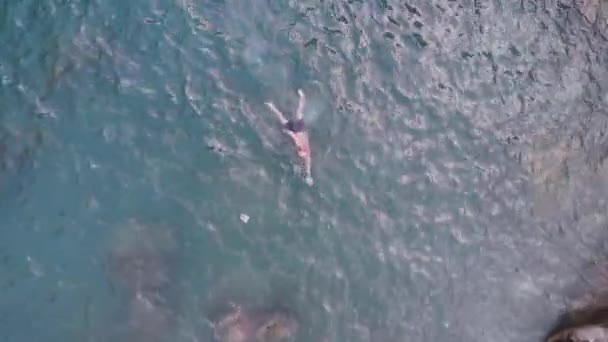 Homem Nada Mar Fazendo Esportes Jovem Nadando Oceano Pôr Sol — Vídeo de Stock