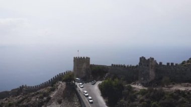 Eski kale, Alanya, Türkiye. Şato, şehir. Alanya 'nın hava manzarası eski kalenin kemerinden geçiyor.