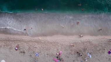 Kumsalda uçan deniz manzaralı turist uçağı. Güzel plajların renkli şemsiyeleri manzarası. Tatil köyü. Yaz tatili, turizm. 