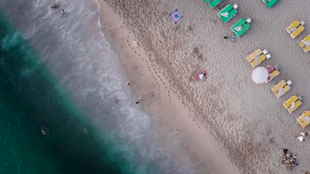 Óceán Hullámok Homokos Strand Emberek Fürdés Vízben Kilátás Drón Strand — Stock videók