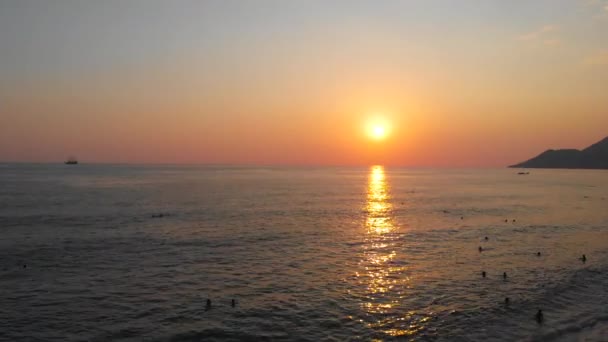 空中拍摄的太阳落在海面上 日落背景下的海浪景观 — 图库视频影像