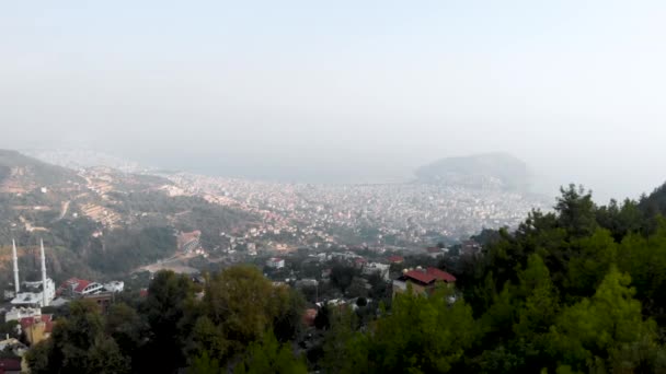 Vista Aérea Con Ciudad Mar Las Montañas Bosque — Vídeo de stock