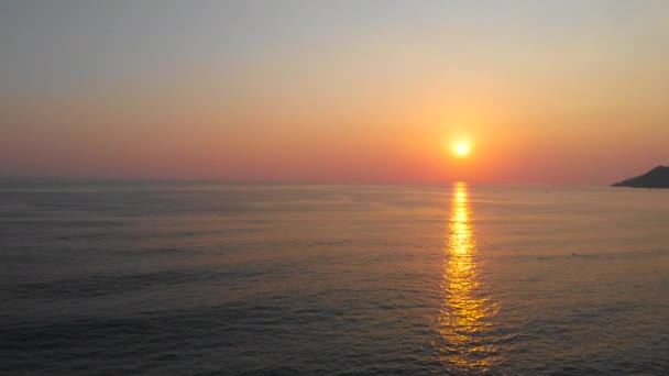 Hermoso Amanecer Con Aves Voladoras Cielo Azul Anaranjado Dorado Mar — Vídeo de stock