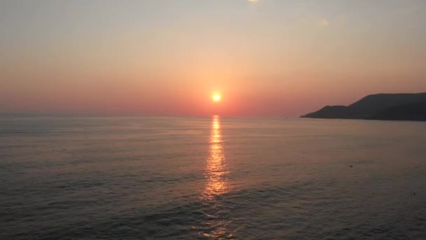 Красивий Захід Сонця Фоні Моря Сонце Виходить Горизонт Освітлюючи Воду — стокове відео