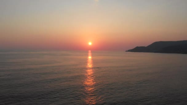 Złoty Idylliczny Zachód Słońca Gdy Słońce Zachodzi Wodach Łagodnego Oceanu — Wideo stockowe