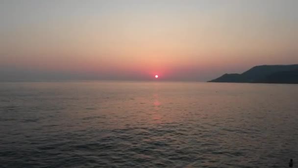 Espectacular Puesta Sol Rosa Púrpura Sobre Océano Olas Rompiendo Playa — Vídeos de Stock